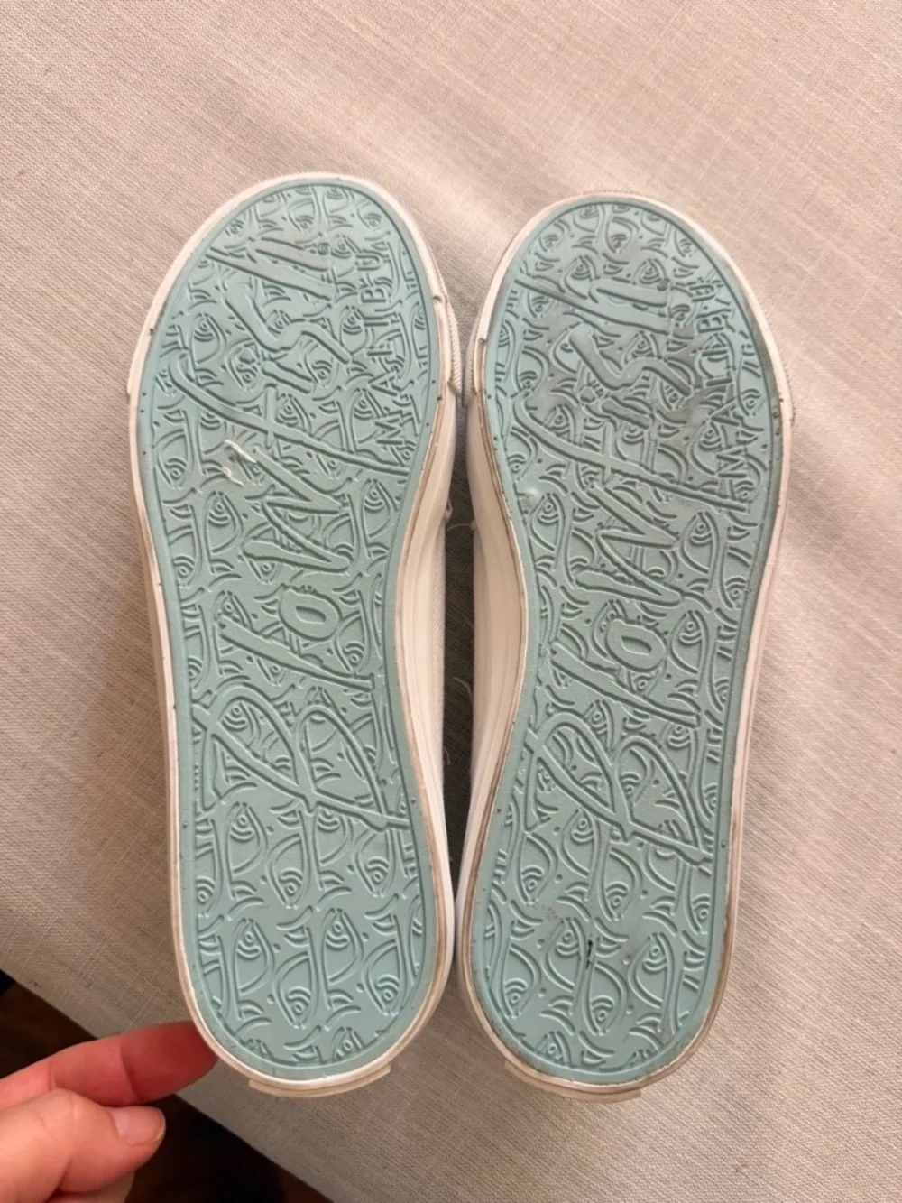 Blowfish Malibu Vivid White Floral Embroidered Sneakers Size 9.5